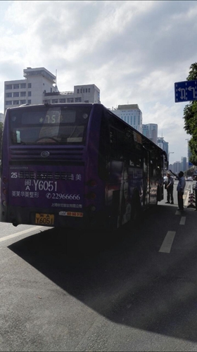 老人挡在75路车前想上车,交通协管员在一旁劝说