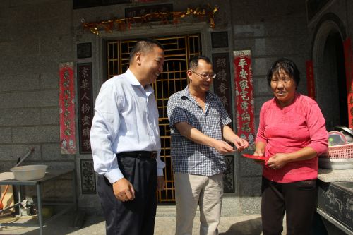 交建部門(mén)重陽(yáng)節(jié)為困難老人送溫暖