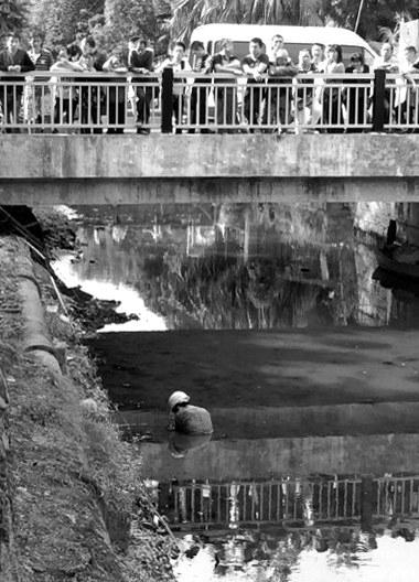 一男子瘫坐在河水中（网友供图）