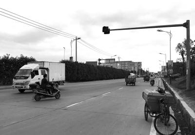 事发现场车流量很大，信号灯不能正常使用