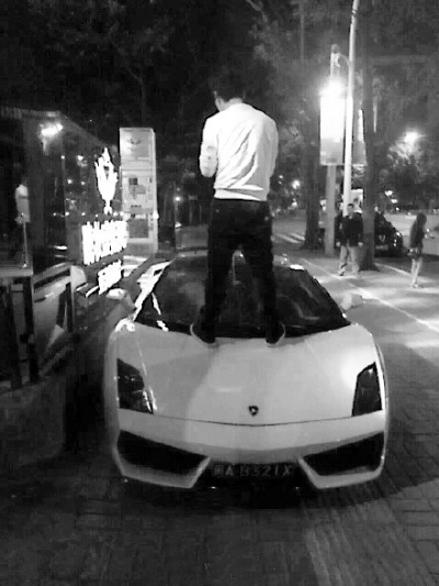 一名男子站在豪车上撒尿网友供图