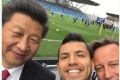 习近平卡梅伦与曼城球员阿圭罗自拍合影（现场图）