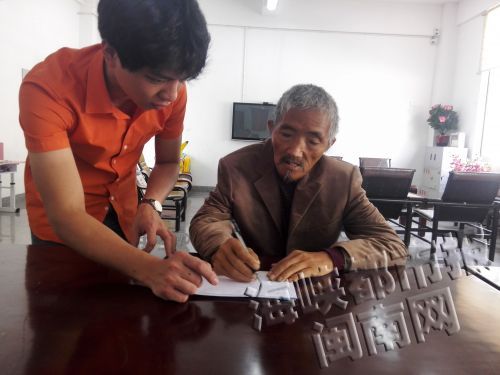 在福利院工作人員的建議下，阿伯開始寫字