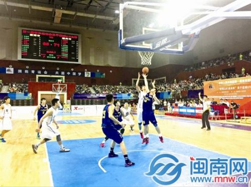 福州队（深色衣服）拼进半决赛