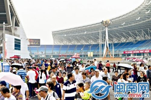 众多市民与火炬塔合影