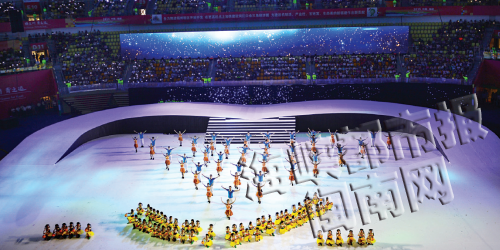 现场灯光熄灭后，观众用手机营造一片&ldquo;星空&rdquo;2