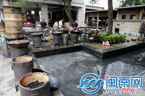 筵席的&rdquo;厨房&ldquo;设在景观池旁，所产生的污水直排景观池