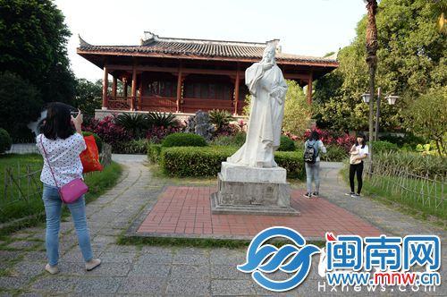 游客不认识这雕像