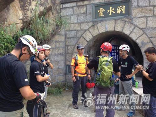 福建山地救援队兵分两路，进入浩溪搜寻。
