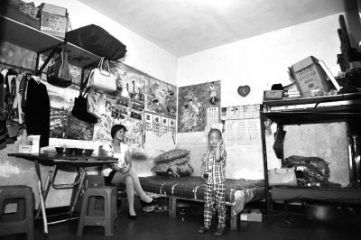 彭乐一家生活在一间十余平方米的房间里