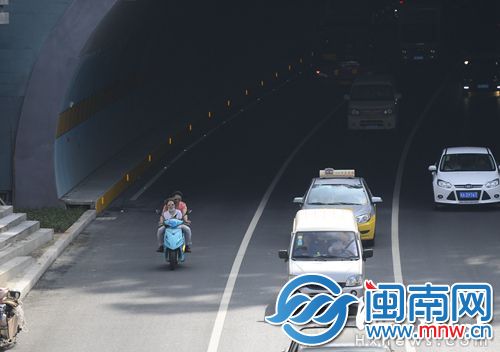 过金鸡山隧道时,不少电动车行驶在机动车道上,险象环生
