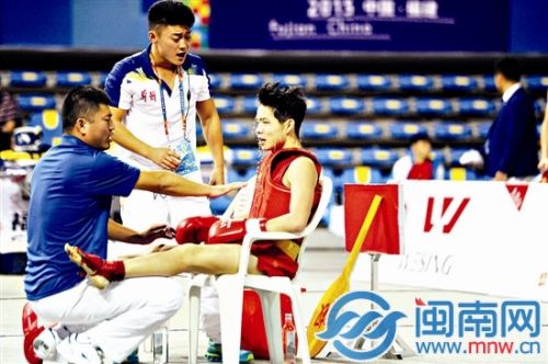 ◀选手在场边休息