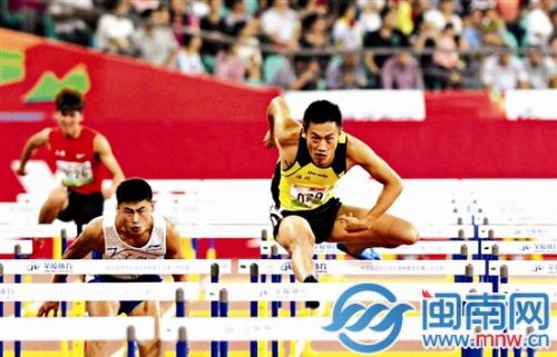 吕阳（右）率先撞线