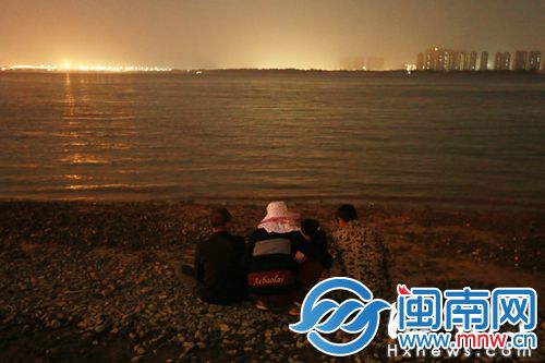 几位家长瘫坐在江边