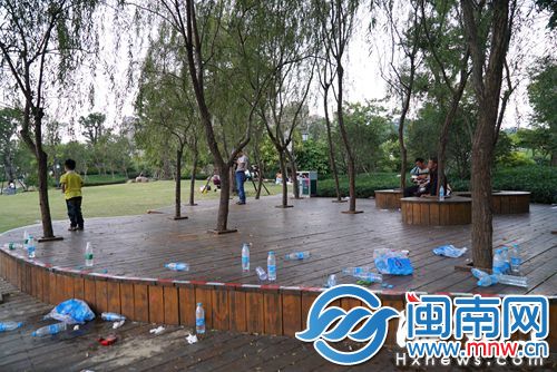 周末的沙滩公园，矿泉水瓶遍地都是