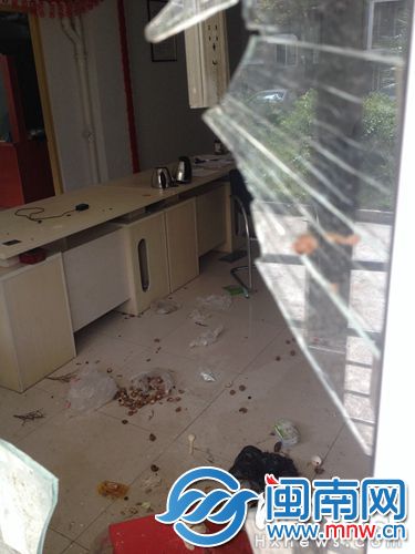 物业办公室玻璃被砸碎，屋内还被丢了垃圾，一片狼藉