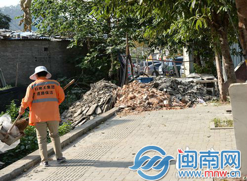 渣土完全阻断了人行道