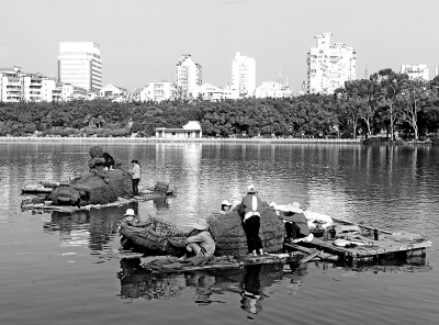 工作人员正在湖中布展