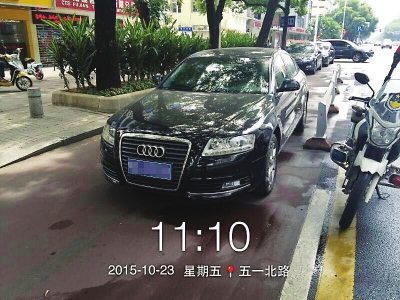 违章停车的奥迪轿车（监控截图）