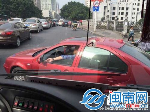 福新中路福新支路路口,红色小车横在车道上,挡住了右转车去路