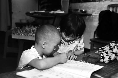 10月27日傍晚，因为要出门卖发卡，姐弟俩赶着做作业