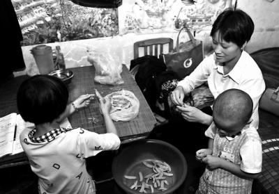 10月27日，孩子们帮妈妈择菜