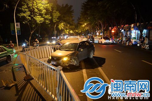 小车撞上路中护栏,车头受损严重