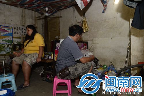 蒋先生一家赖以为生的，就是地上这些塑料瓶