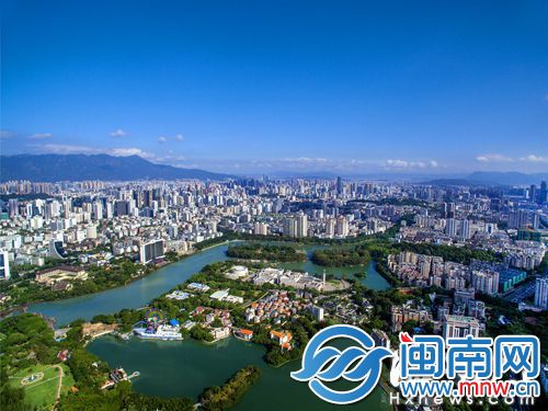 高空俯瞰榕城，青山环抱，绿水缭绕，美不胜收