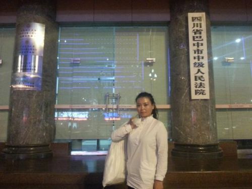 发现自己的歌曲被盗唱，原唱女歌手芦菲收集了一编织袋的证据。