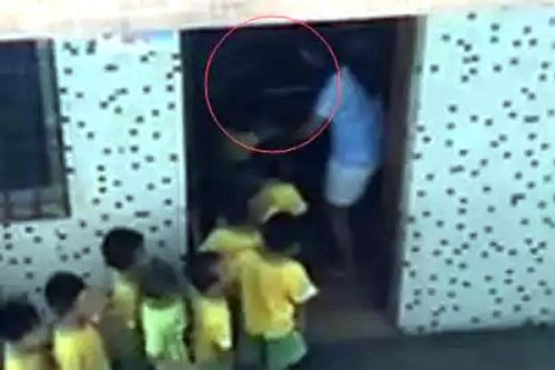 10月26日起,一条“新会大鳌好儿女托儿所幼儿被打骂”的视频在朋友圈疯传,引起很多家长及网友关注。据悉,这段一分半钟的视频,是由托儿所斜对面的租户用手机拍摄,完整地记录了老师打骂学生全过程。