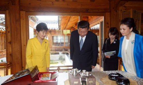 2014年中韩首脑会谈中，韩国总统朴槿惠向习近平主席赠送了螺钿漆器围棋桶和新石（天然石）制成的棋子。