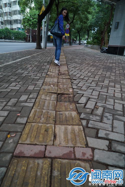 天泉路口人行道盲道地砖下陷，很可能让行人踏空崴脚