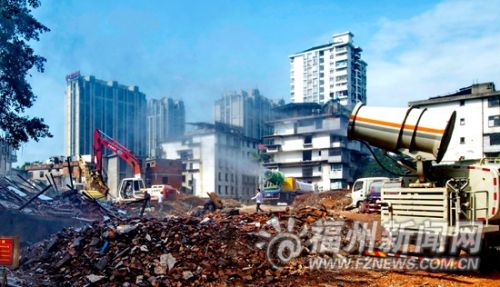 为了减少空气污染空,所有拆除旧房施工都得配水雾炮车和洒水车对现场压制粉尘