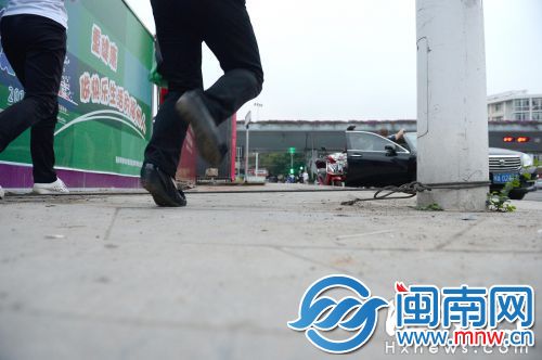 记者采访时，两名路人经过事发处，又差点被钢绳绊倒