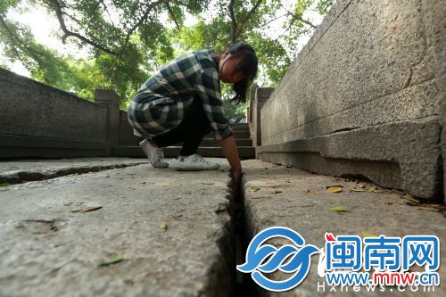 古桥桥面石梁间隙可以伸入一只手掌