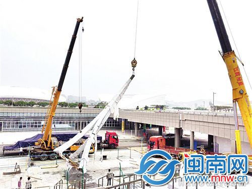 高十六米、重五十吨的火炬塔身被吊起安装