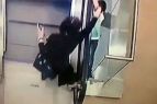 俄罗斯5岁女孩从姑姑手中滑落 坠下电梯瞬间监控组图