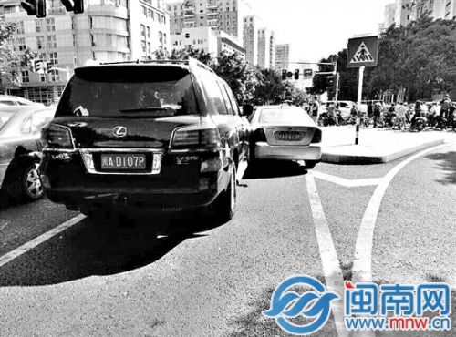 网友微博图片显示，闽AF615M压实线加塞