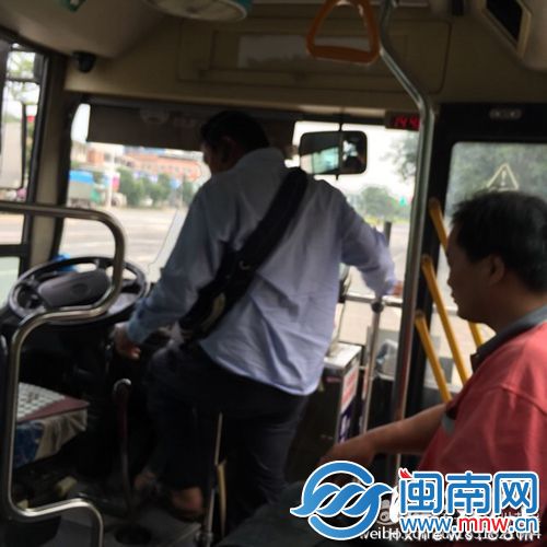 经乘客反复催促，离车公交司机才返回驾车