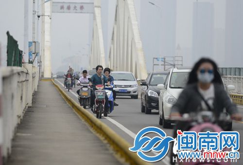 桥面进城方向的非机动车道较宽，电动车可走在道内