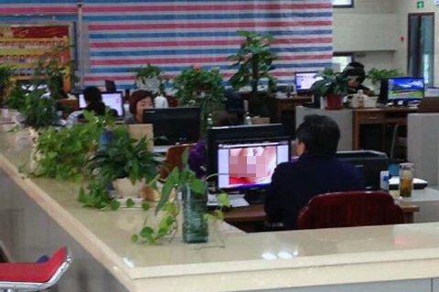 微博配图显示，一名身穿黑色外套的男子面对着办公电脑，电脑画面疑似为一女性下体图片。