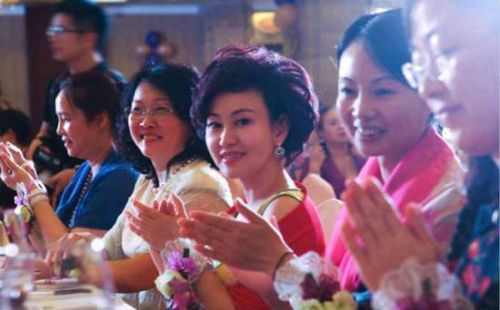 东莞女企业家联合会的会员们盛装出席 。