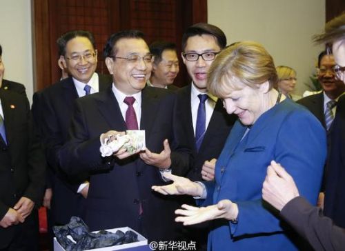李克强与默克尔互赠礼物