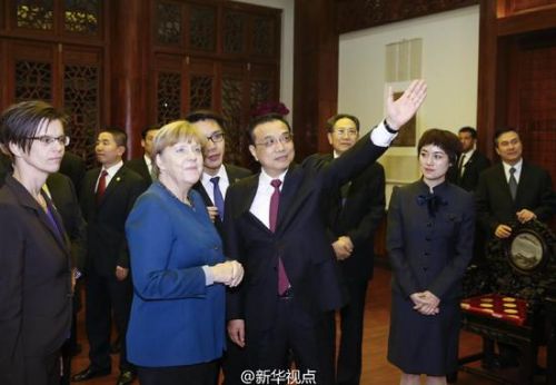 李克强与默克尔互赠礼物