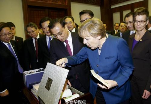 李克强与默克尔互赠礼物