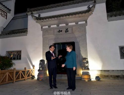 李克强与默克尔互赠礼物