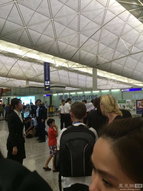 名女子在香港机场踢打安检人员现场图片 已被控制