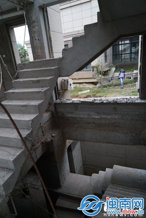 违建别墅内建有水泥楼梯,通往地下室