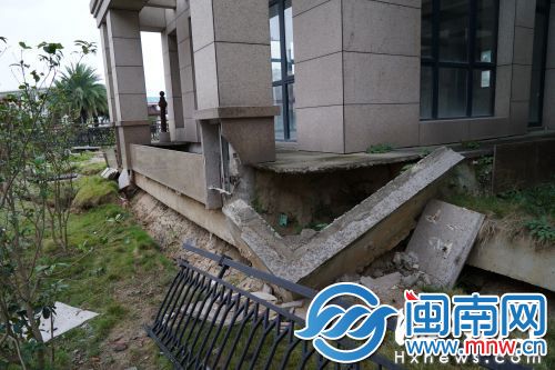 相邻别墅墙角塌陷,横梁倾斜